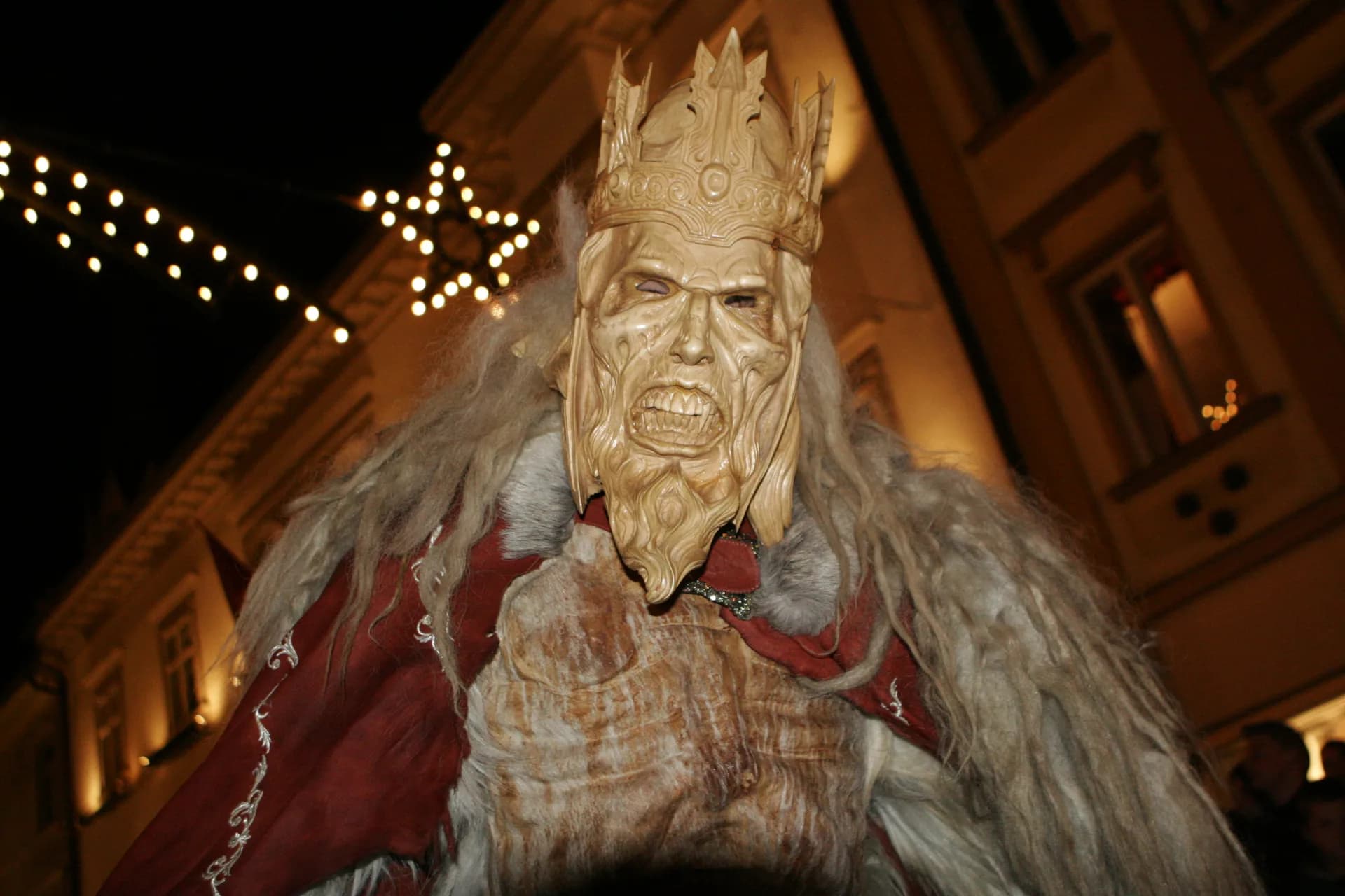 Traditioneller Perchtenlauf in Villach