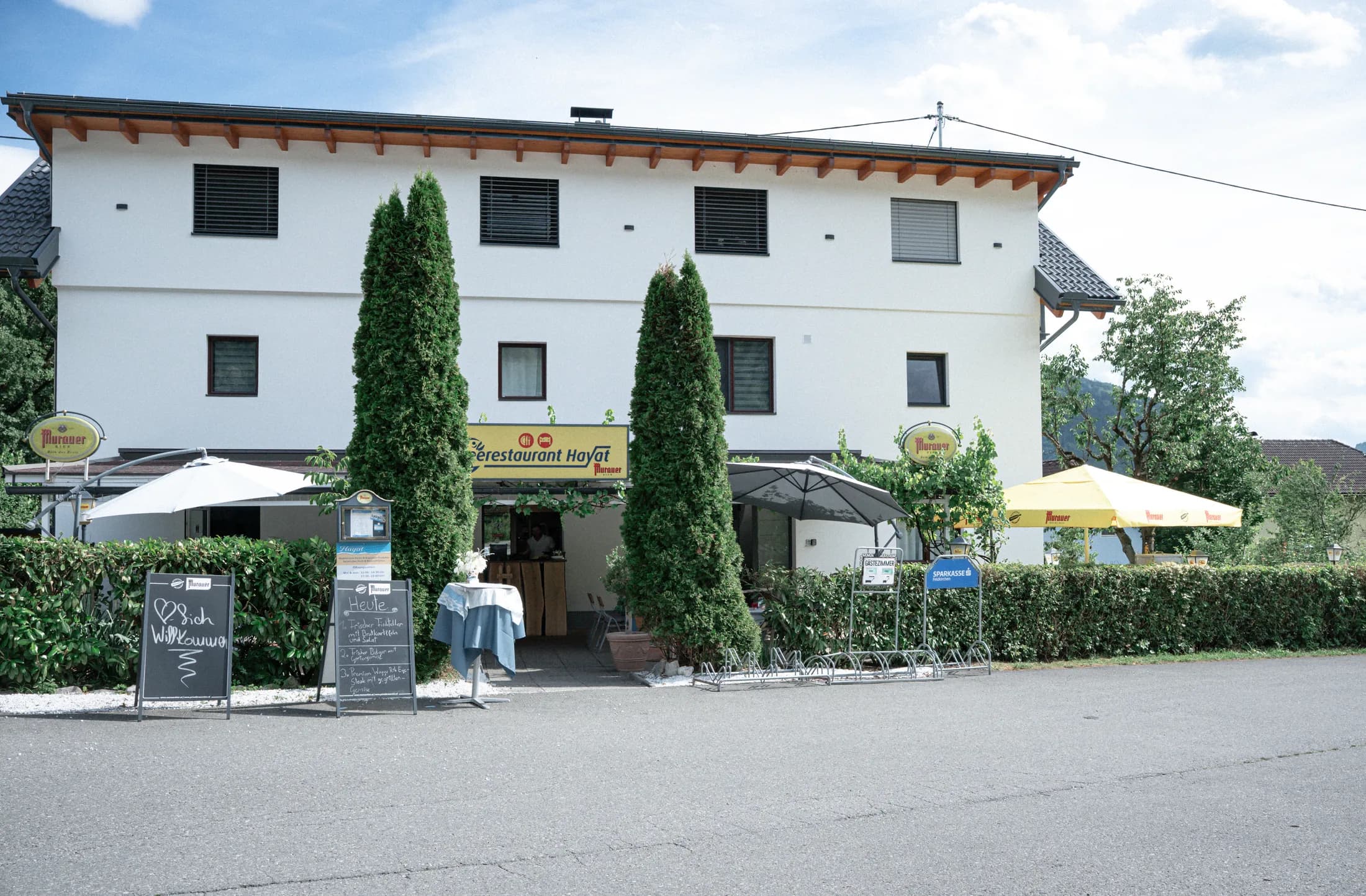 Außenansicht des Seerestaurant Hayat mit Gastgarten