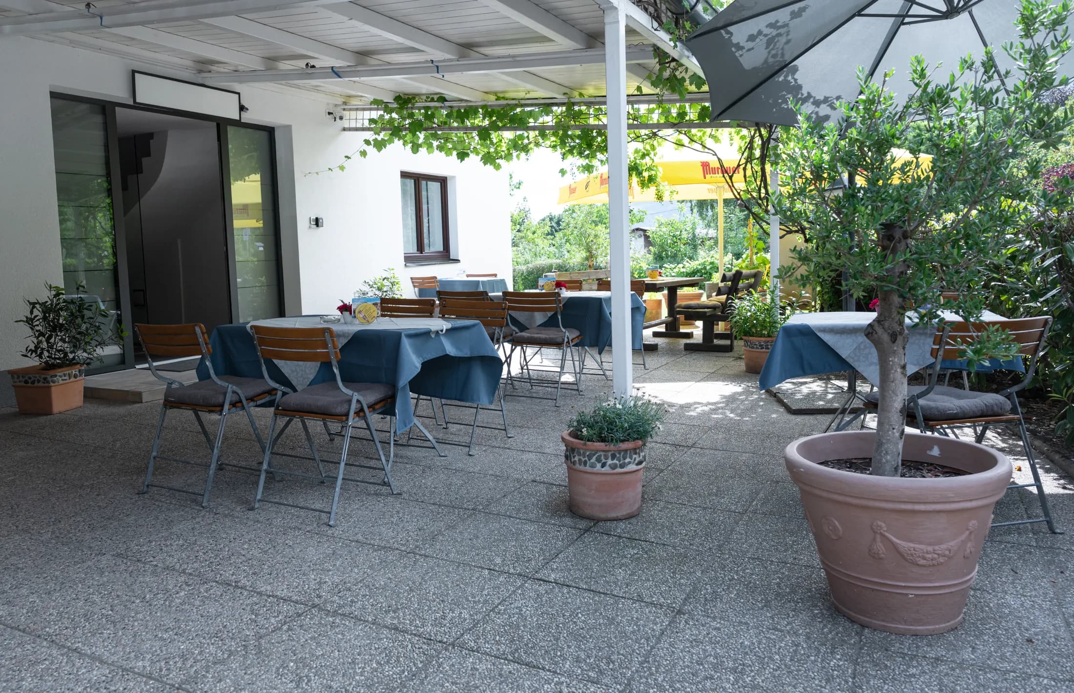 Überdachte Terrasse mit gemütlicher Sitzecke