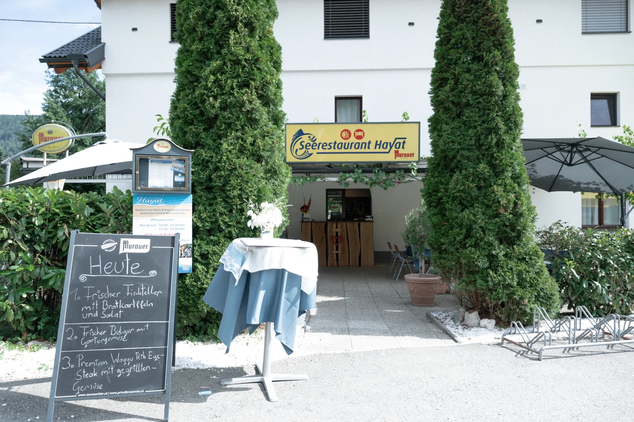 Eingang des Seerestaurant Hayat mit Tageskarte