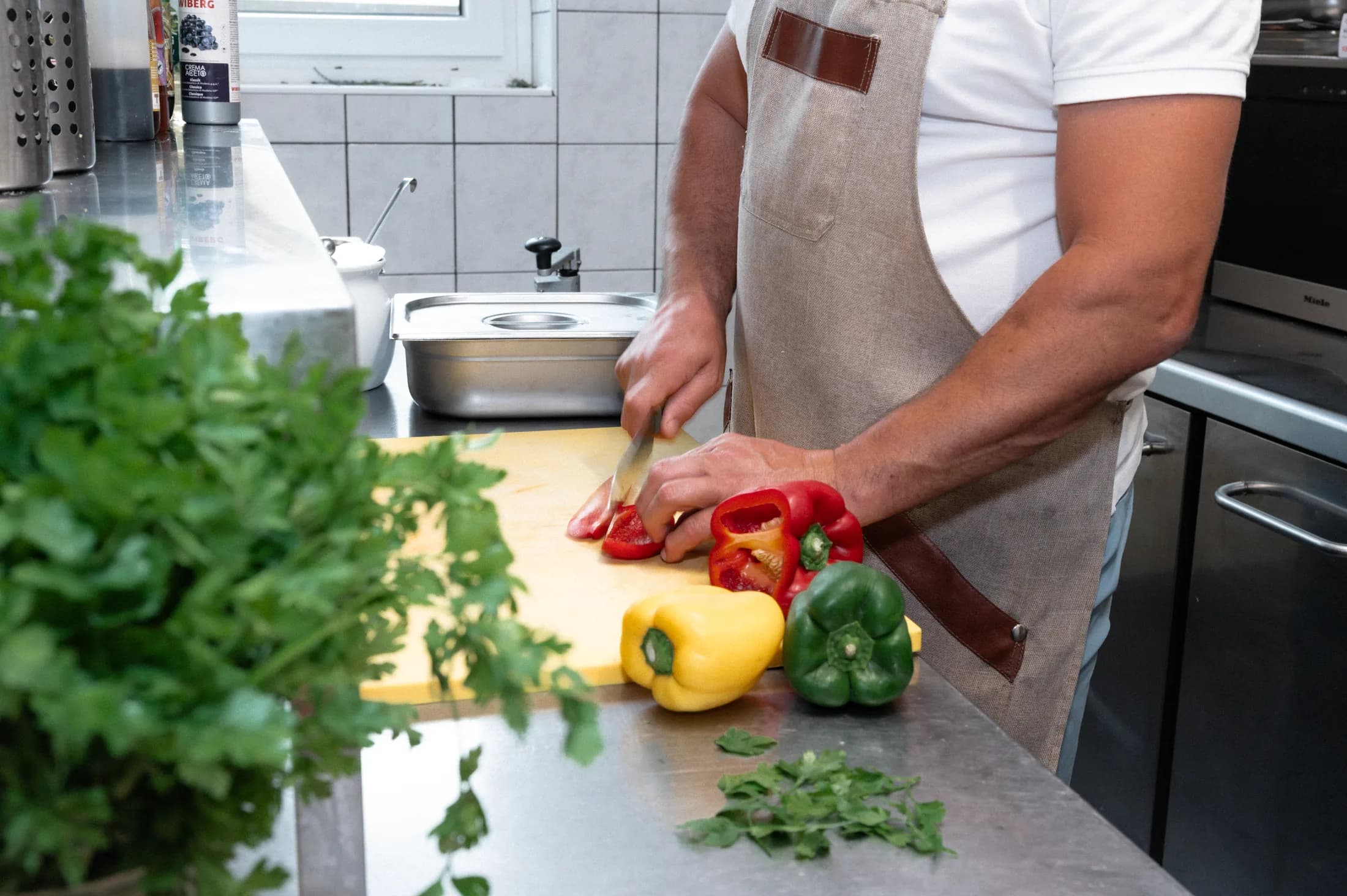 Frische Paprika werden in der Küche geschnitten