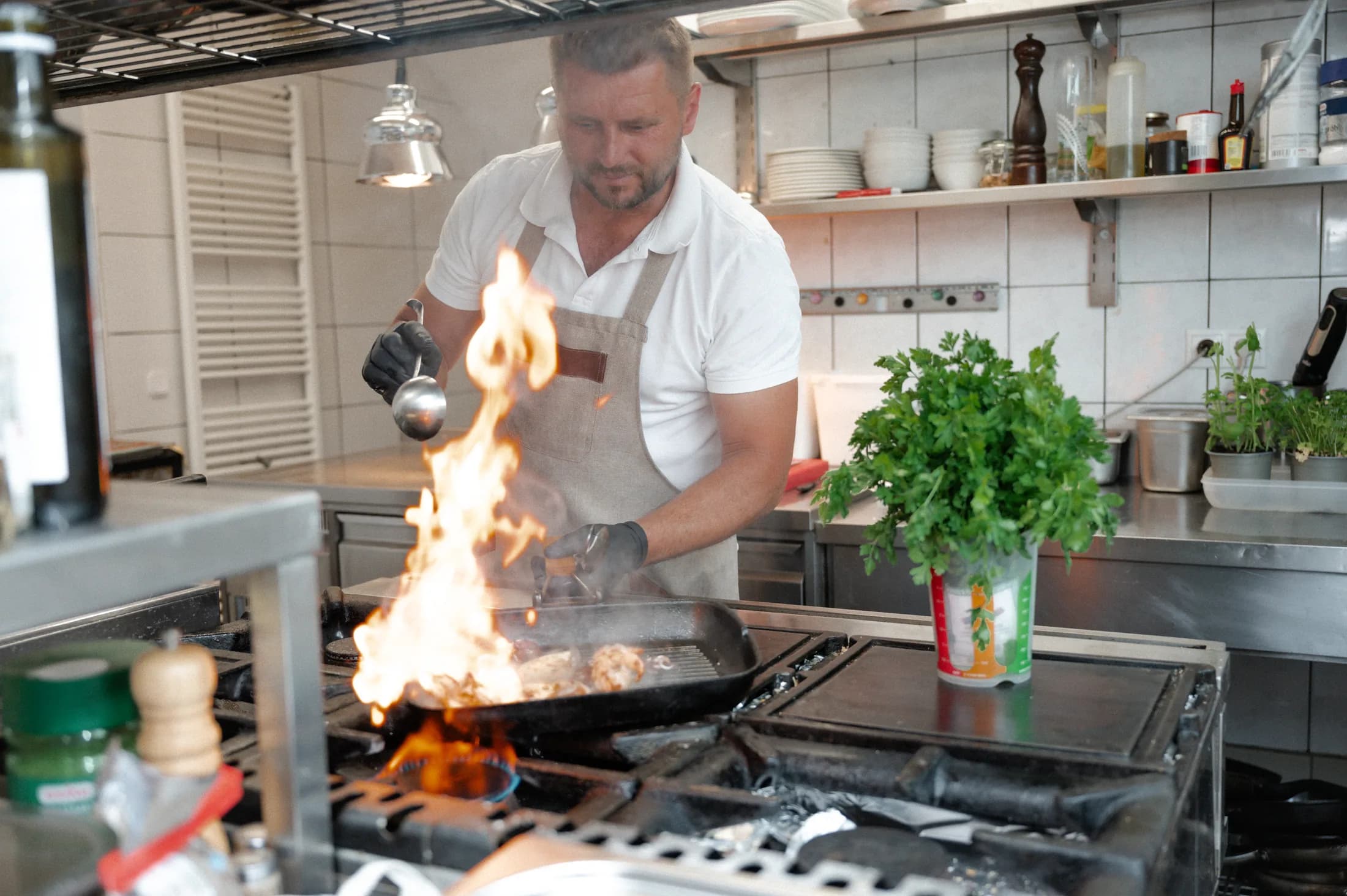 Aromatische Zubereitung in der Pfanne mit Flamme