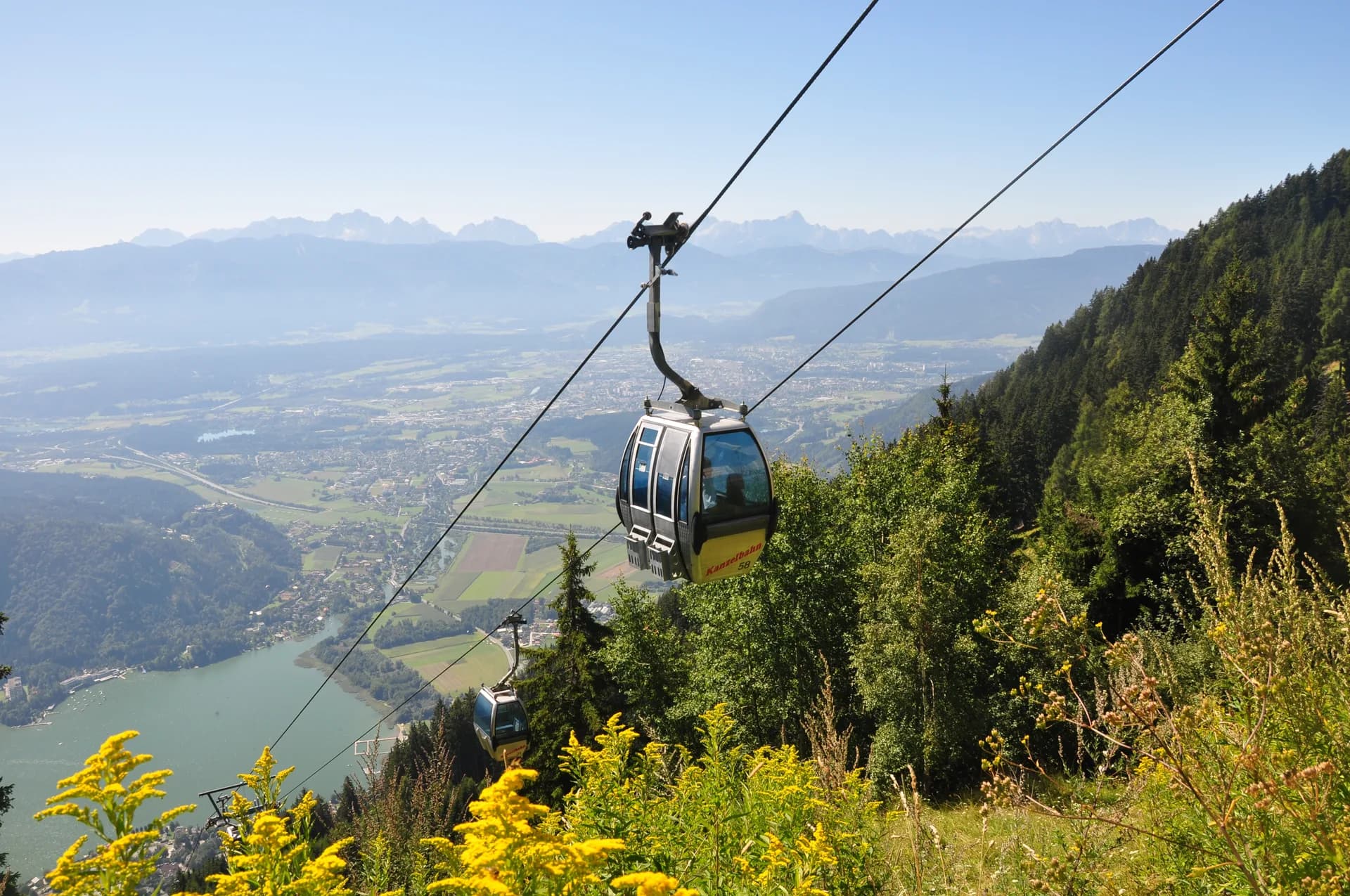 Kanzelbahn auf die Gerlitzen mit Blick auf den Ossiacher See