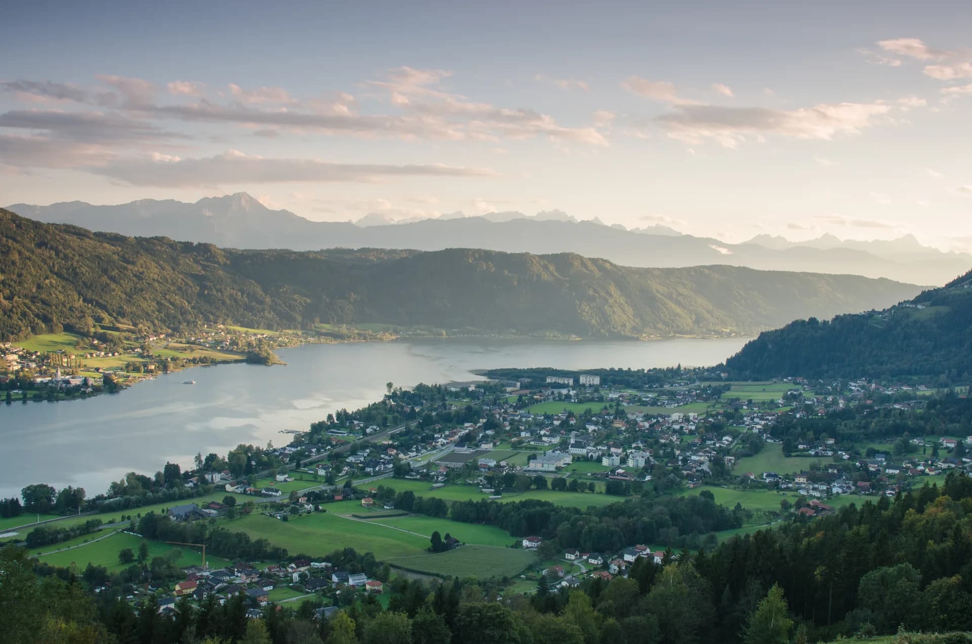 Panoramablick über den Ossiacher See mit Bergkulisse