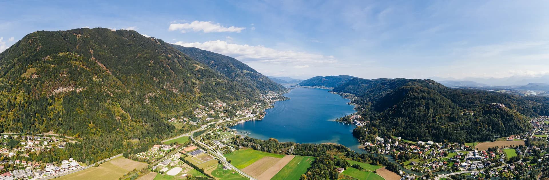 Der Ossiacher See im Sommer aus der Vogelperspektive