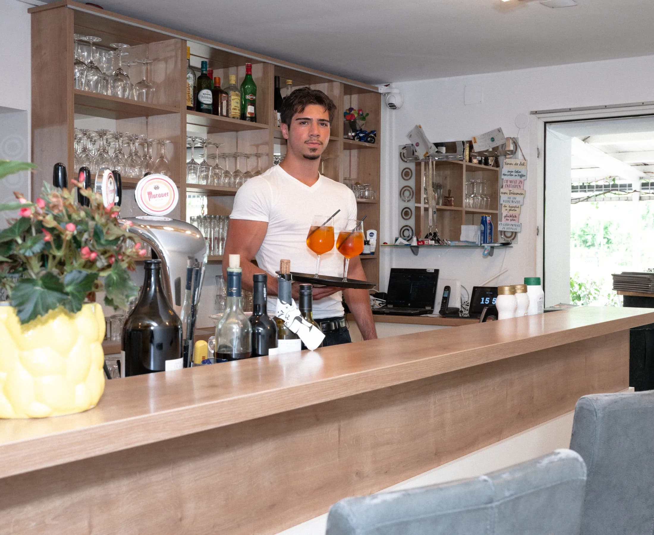 Barkeeper an der Bar des Seerestaurant Hayat