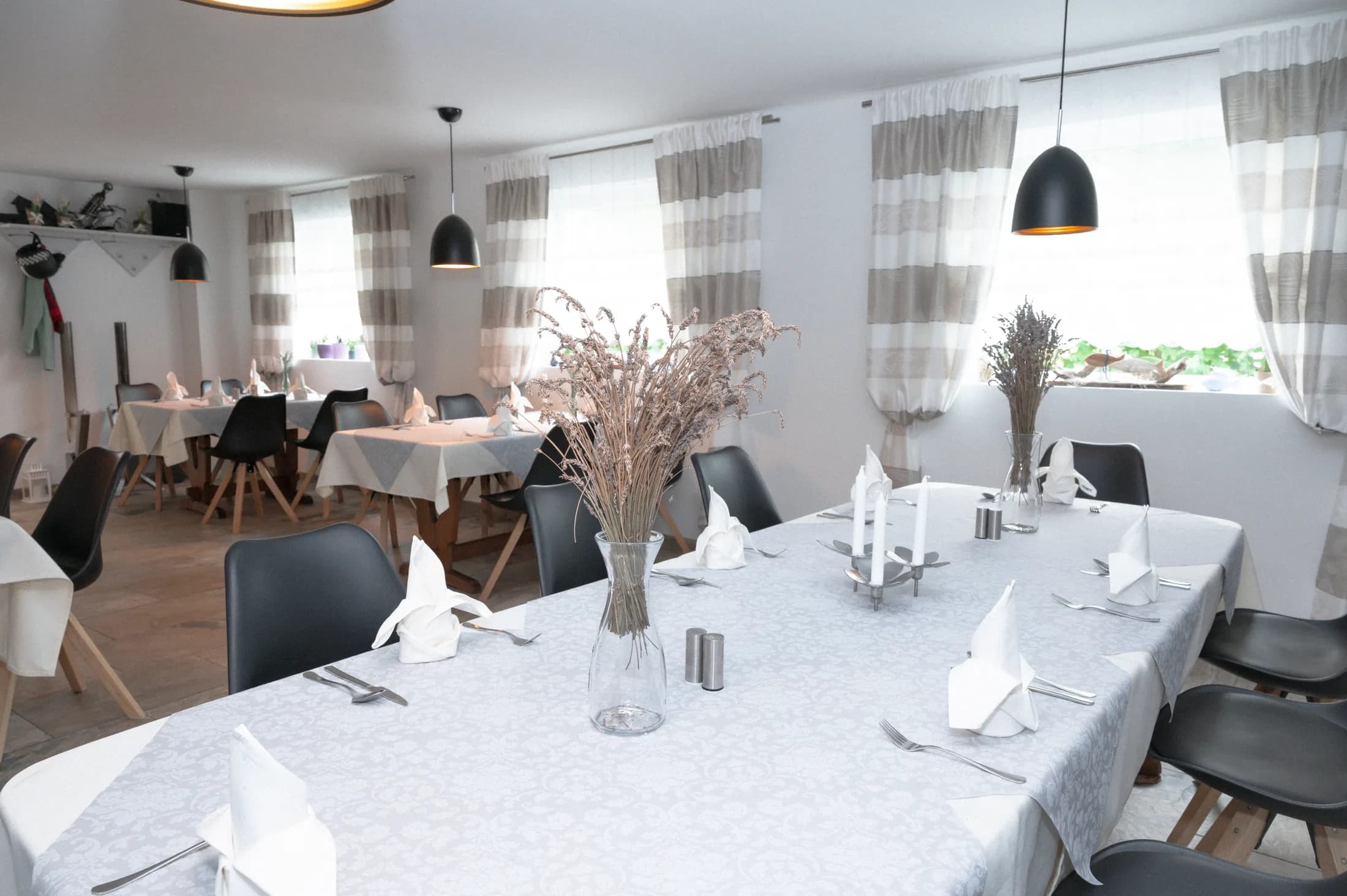 Festlich eingedeckte Tafel im Seerestaurant Hayat