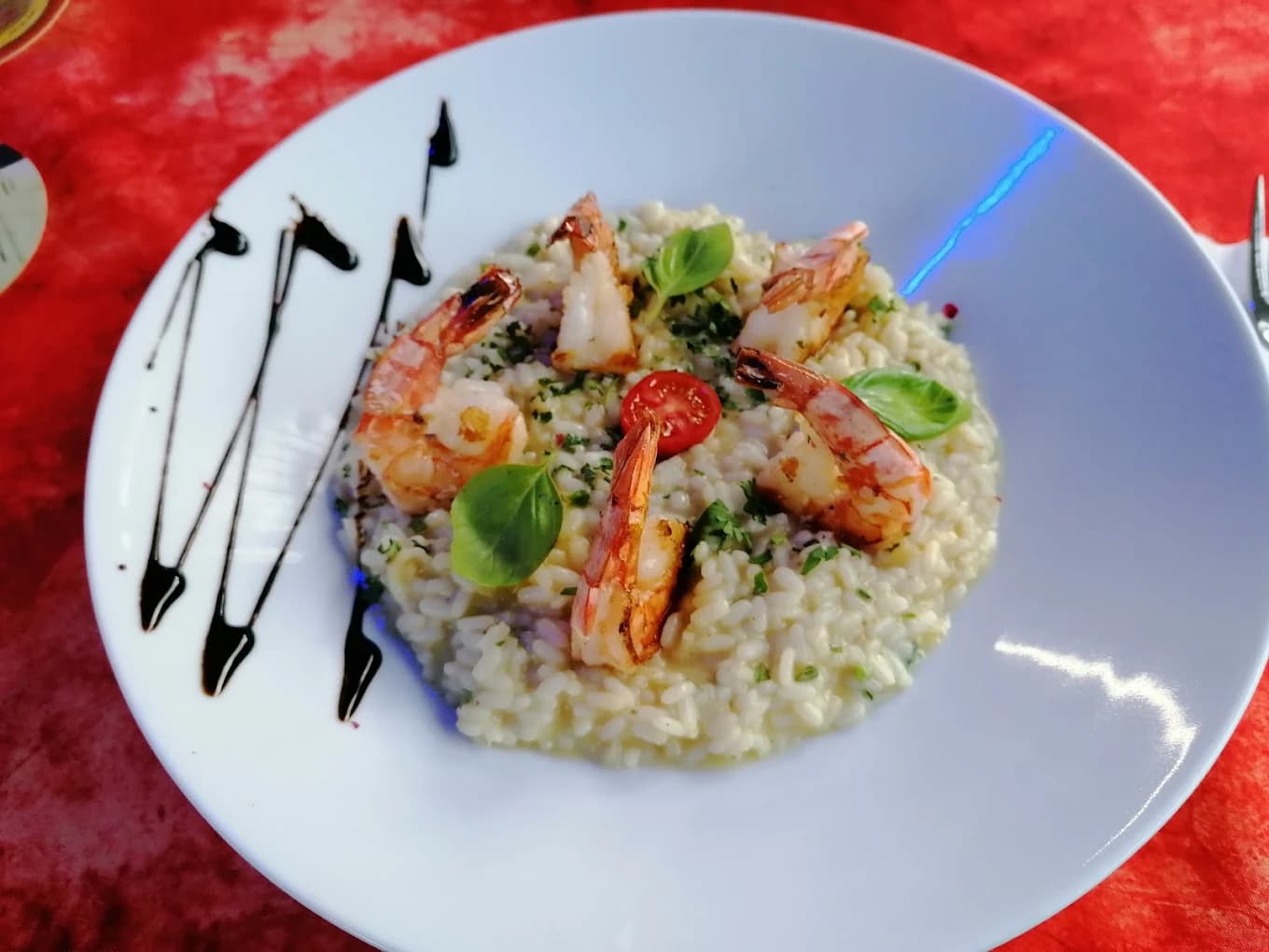 Frischer Fisch mit Gemüse und Kräutern