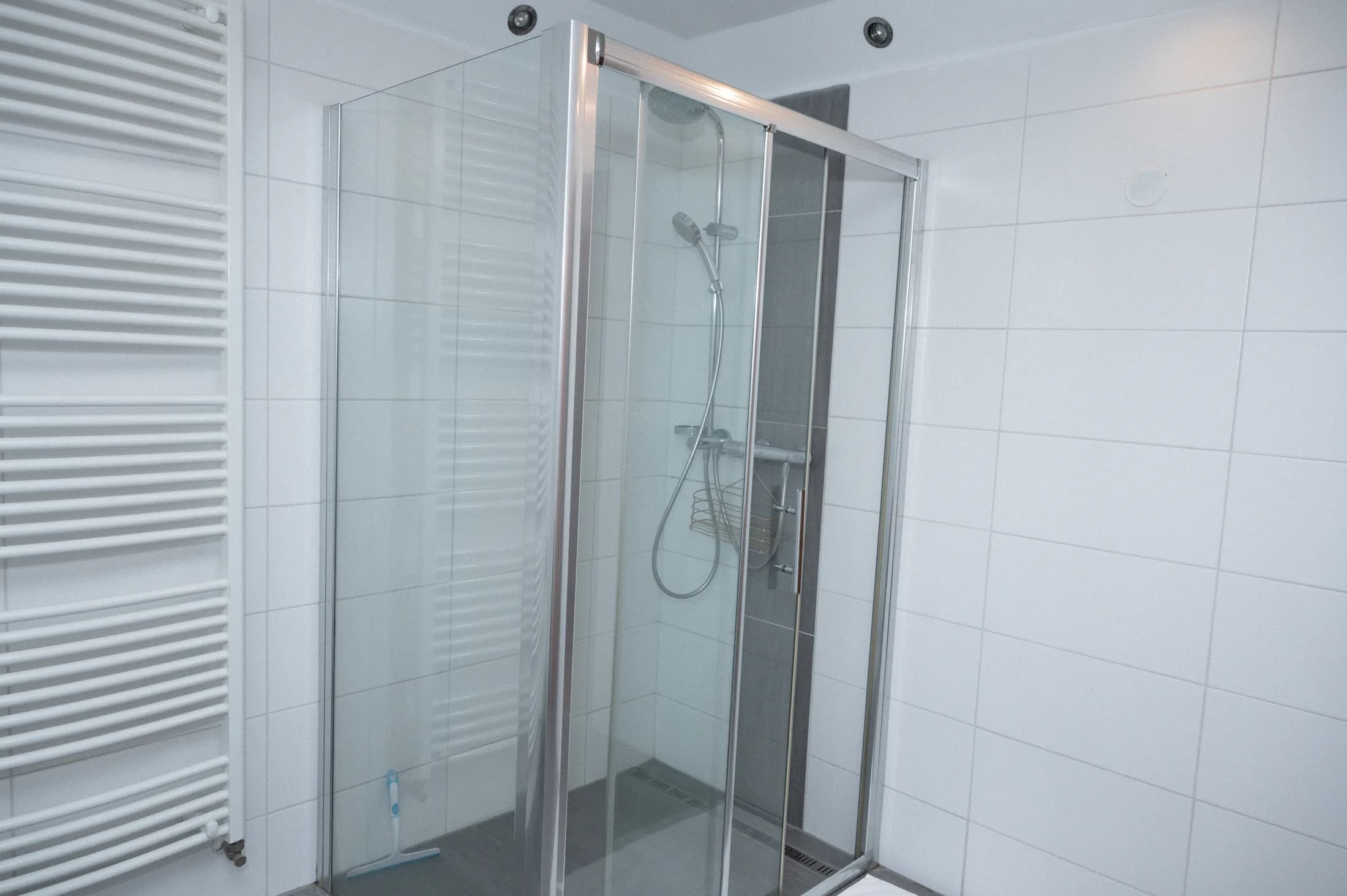 Bad mit ebenerdiger Dusche in der Ferienwohnung