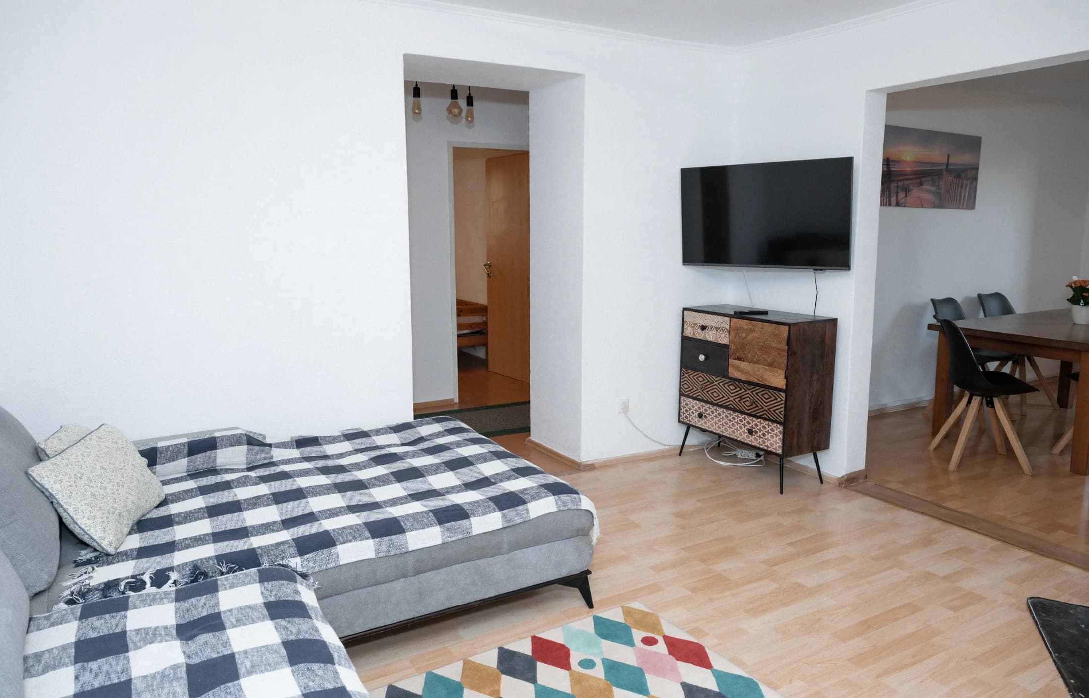 Wohnbereich der Ferienwohnung mit Couch, TV und Essplatz