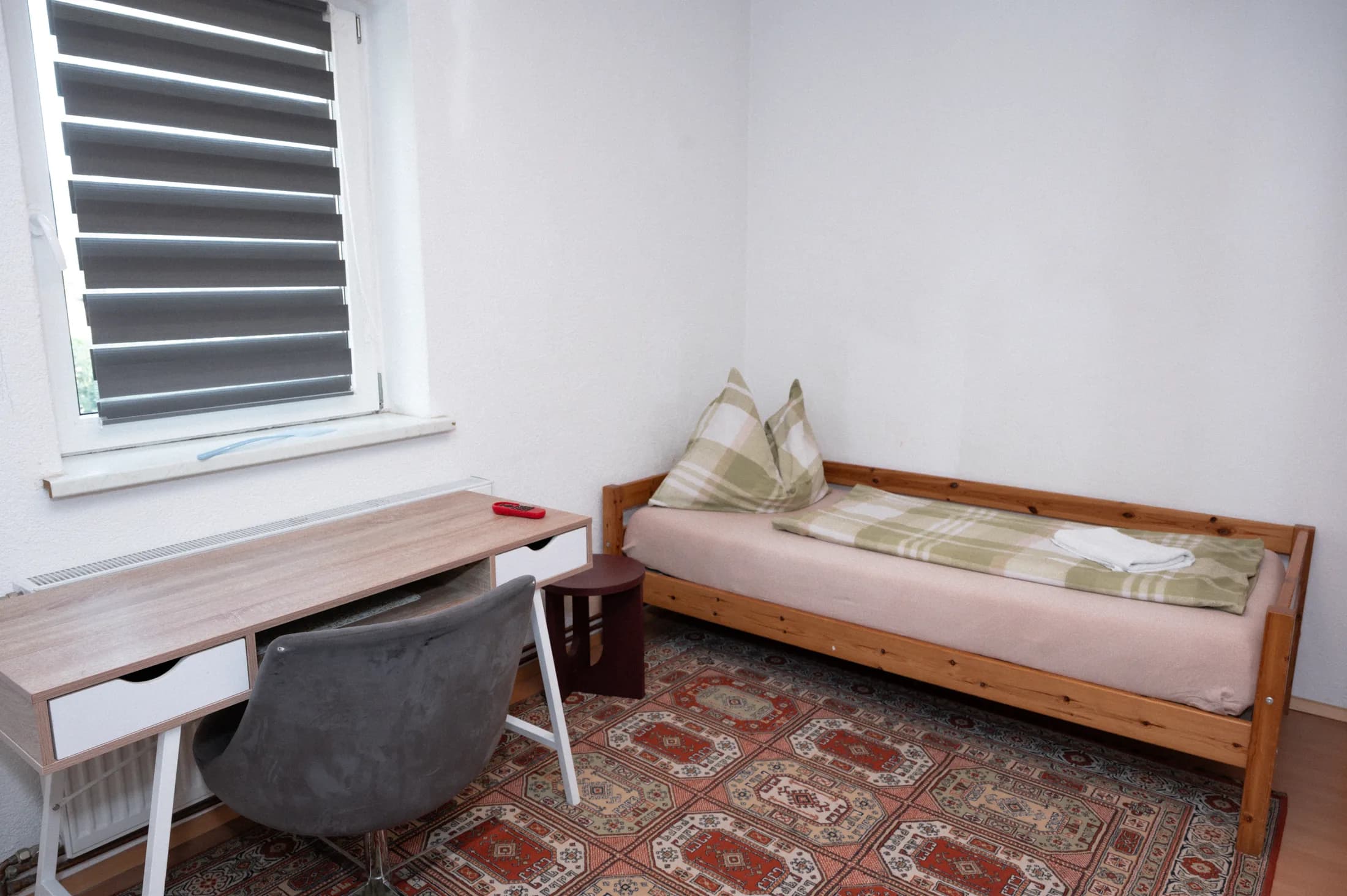 Arbeitsplatz mit Schlafcouch in der Ferienwohnung
