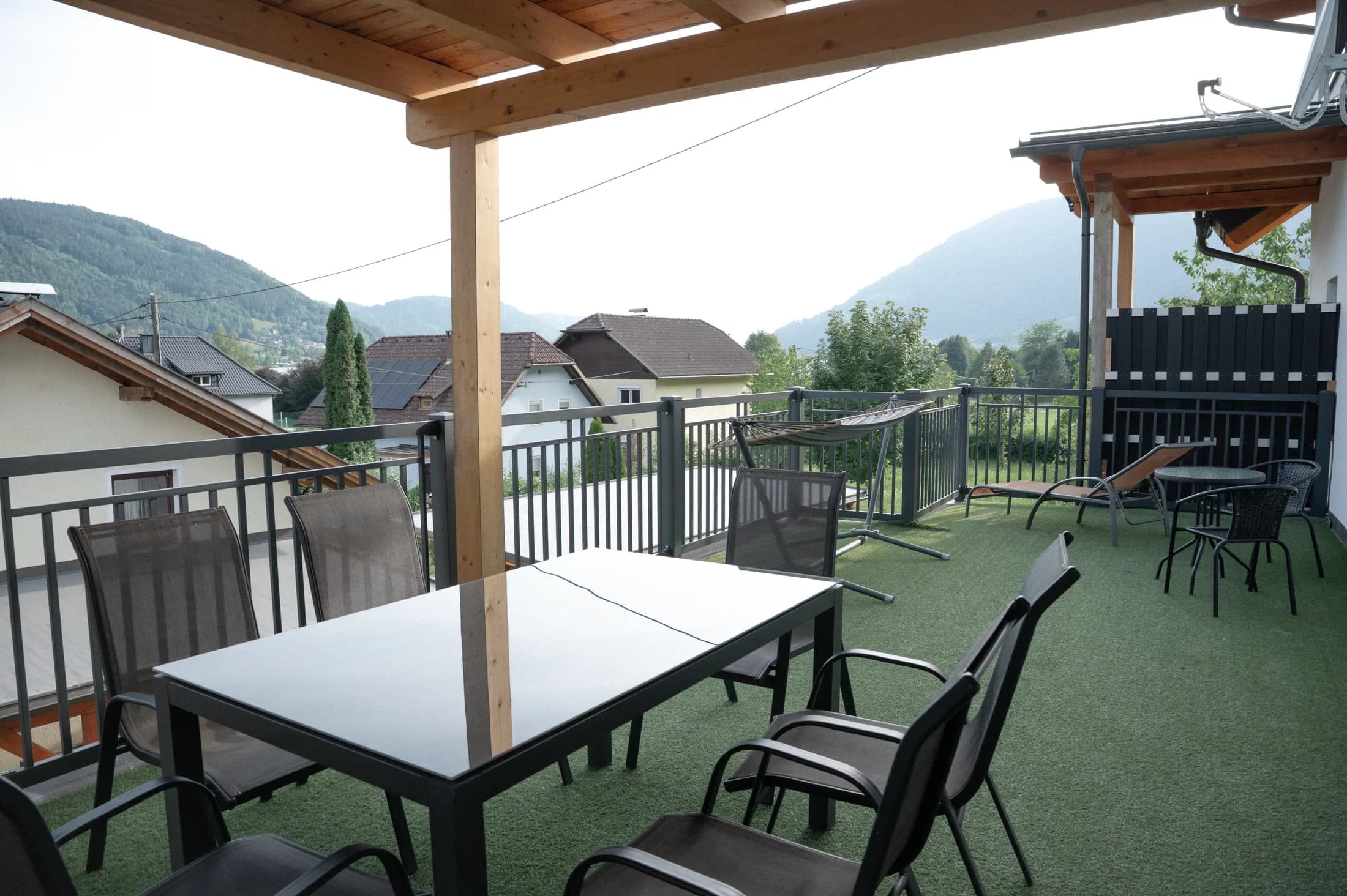 Überdachte Terrasse der Ferienwohnung mit Bergblick