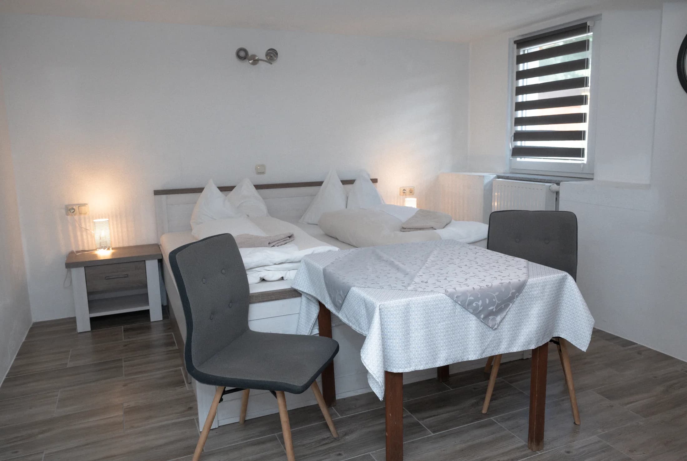Komfortzimmer mit Doppelbett und Sitzecke