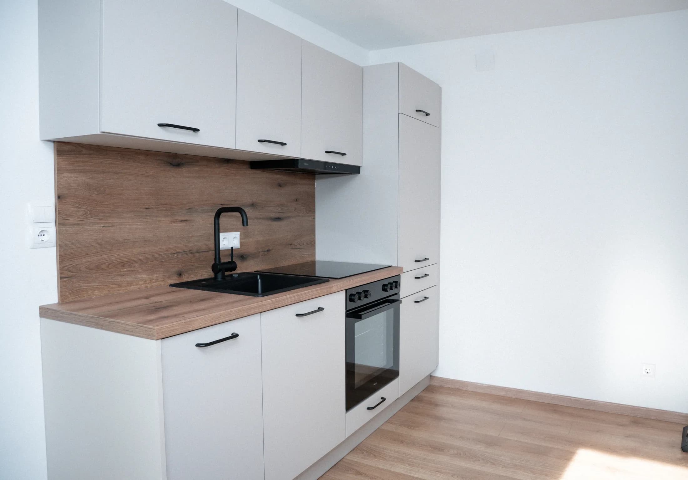 Kitchenette mit Kochfeld und Backofen
