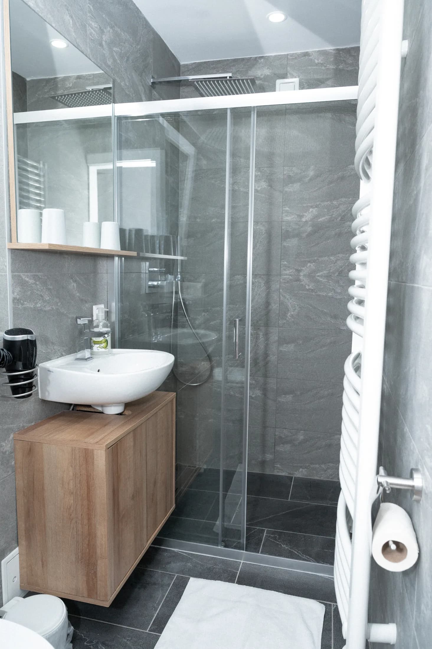 Modernes Bad des Studios mit Dusche