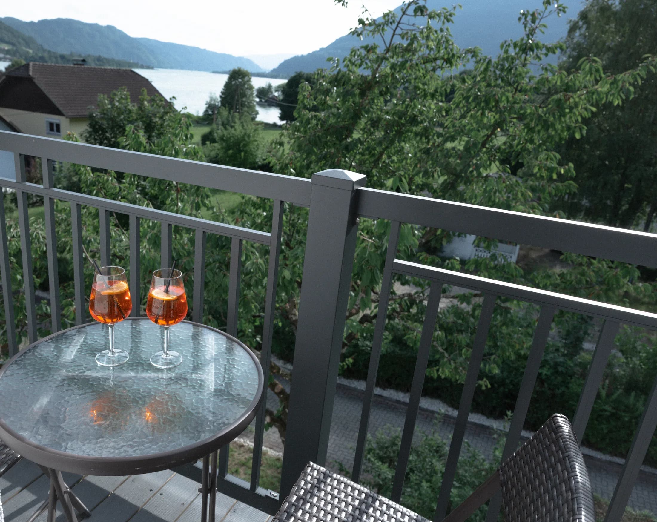 Balkon mit Aperitif und Blick auf den Ossiacher See
