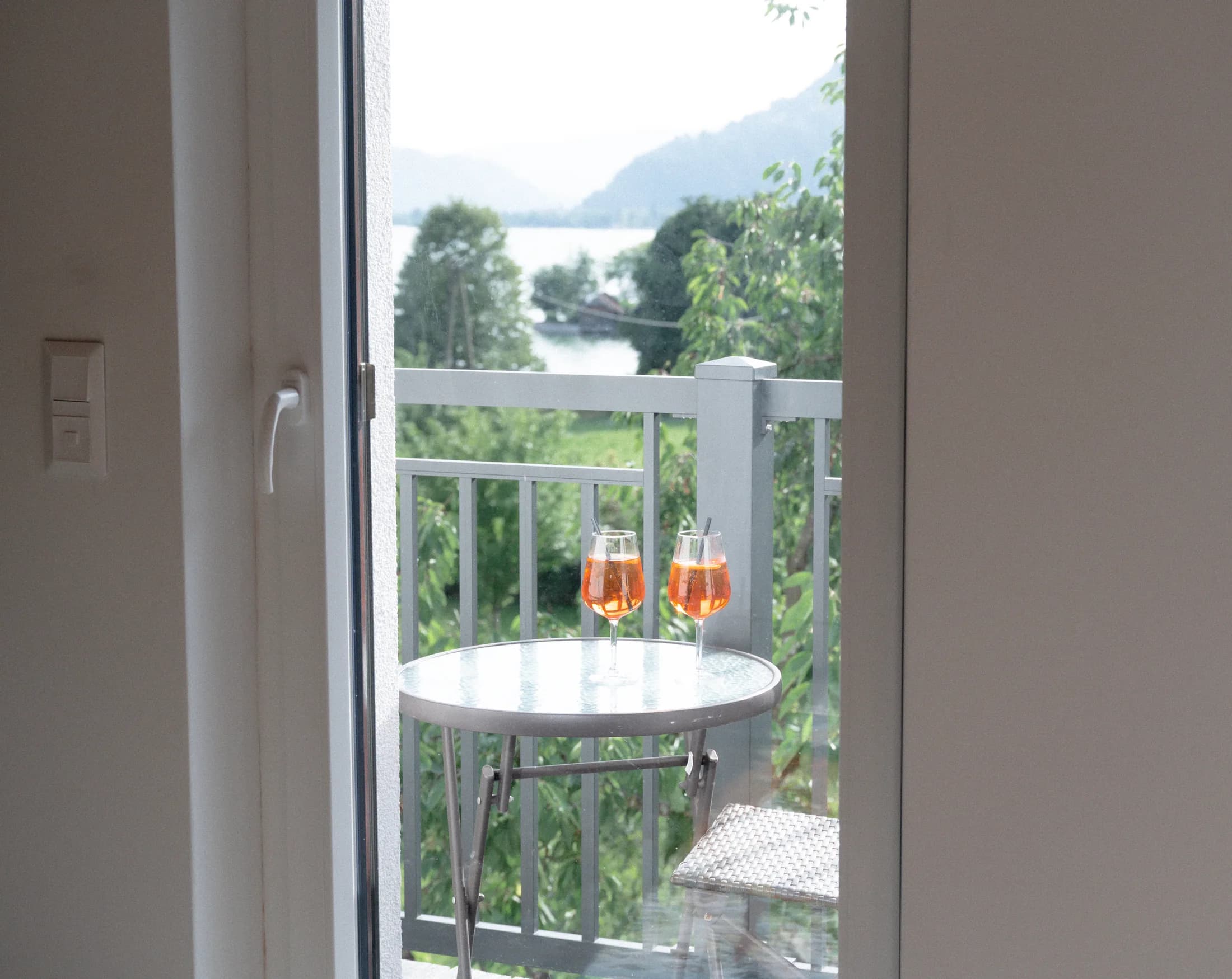 Aperitif auf dem Balkon mit Seeblick
