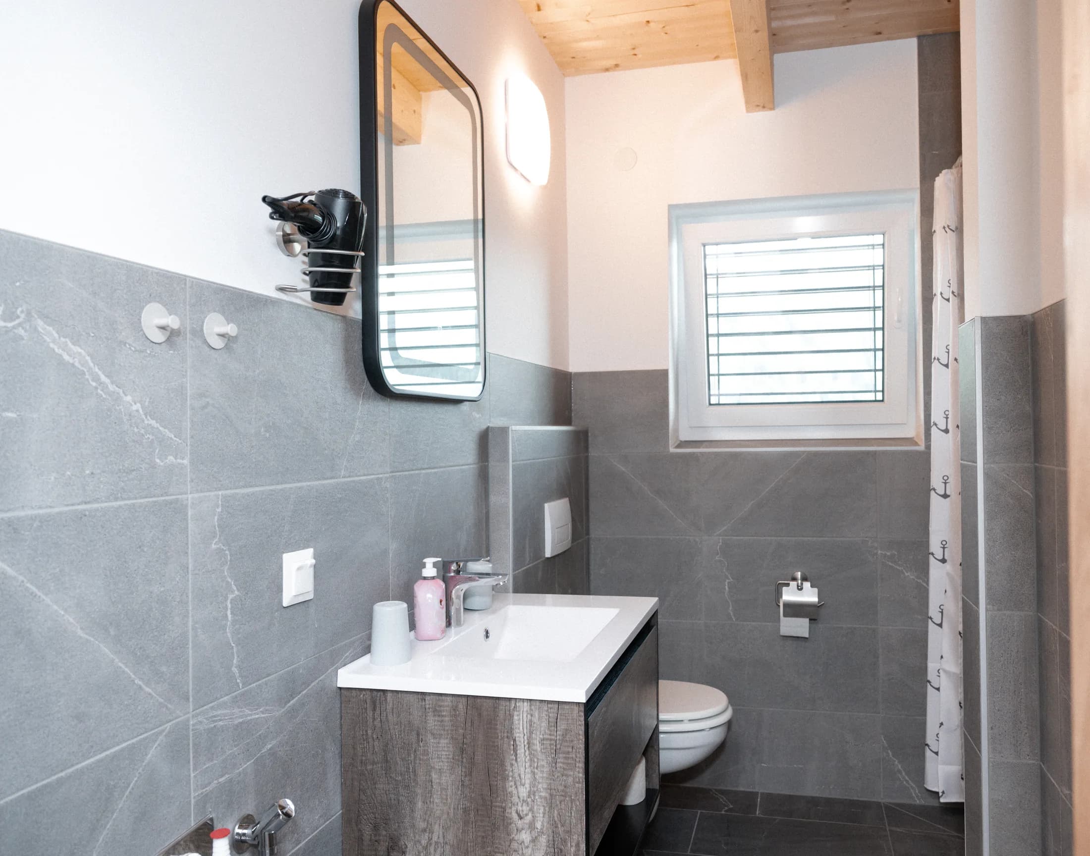 Badezimmer des Seeblick-Apartments mit Dusche