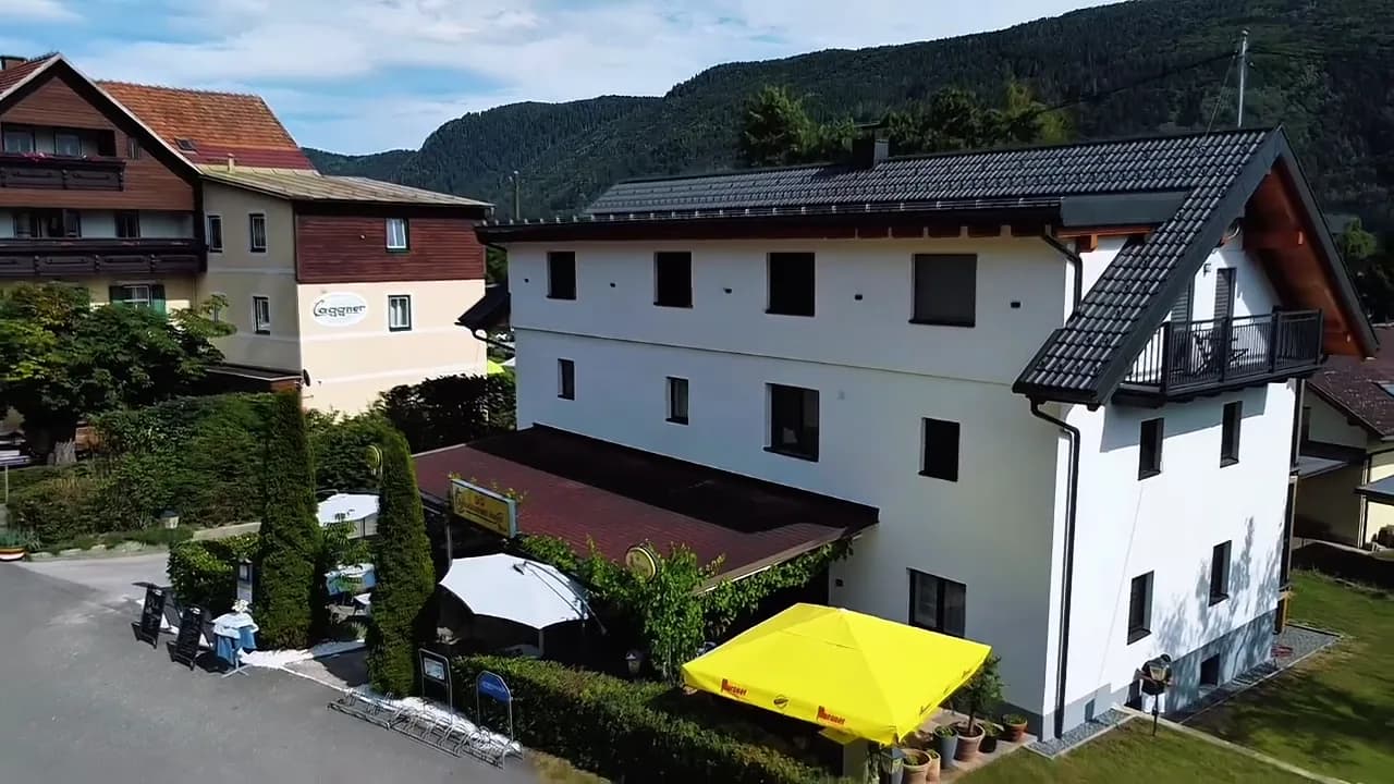 Luftaufnahme des Seerestaurant Hayat am Ossiacher See mit Bergpanorama